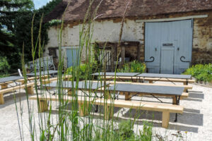 BBQ plek voor het oude koetshuis tafels