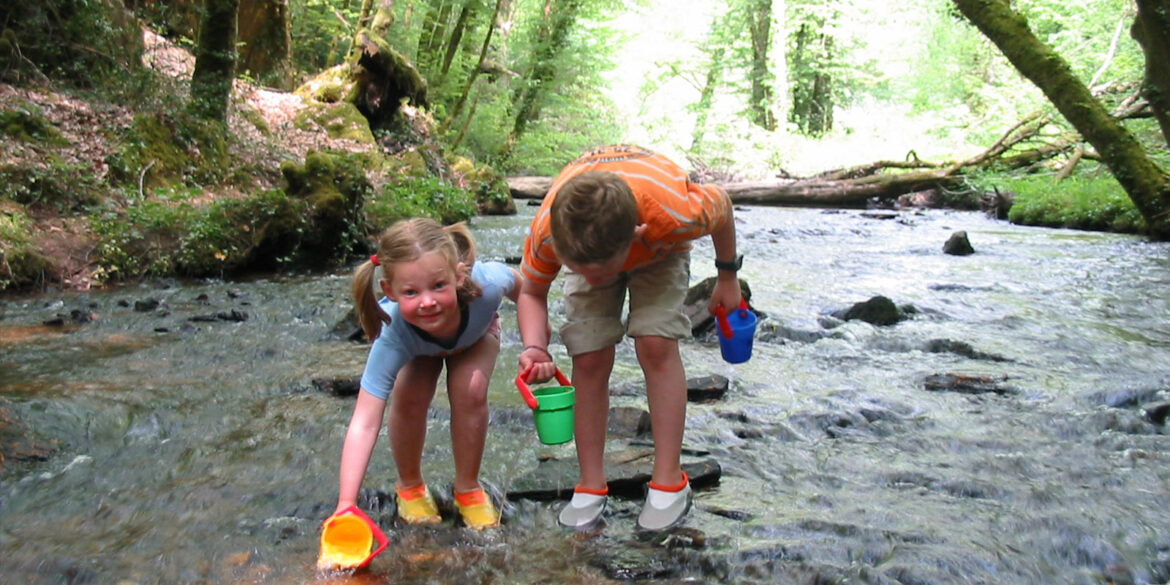Beekje Valentine La-Bastide vakantiedomein Frankrijk Haute-Vienne bosbeek Nouvelle-Aquitaine beekje spelende kinderen