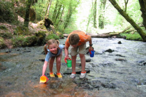 Beekje Valentine La-Bastide vakantiedomein Frankrijk Haute-Vienne bosbeek Nouvelle-Aquitaine beekje spelende kinderen