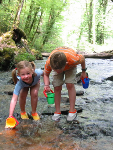 Beekje Valentine La-Bastide vakantiedomein Frankrijk Haute-Vienne bosbeek Nouvelle-Aquitaine beekje spelende kinderen
