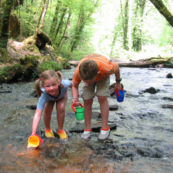 Beekje Valentine La-Bastide vakantiedomein Frankrijk Haute-Vienne bosbeek Nouvelle-Aquitaine beekje spelende kinderen