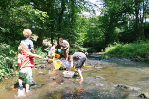 Beekje Valentine La-Bastide vakantiedomein Frankrijk Haute-Vienne bosbeek Nouvelle-Aquitaine beekje spelende kinderen