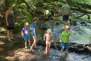 Beekje Valentine La-Bastide vakantiedomein Frankrijk Haute-Vienne bosbeek Nouvelle-Aquitaine beekje spelende kinderen