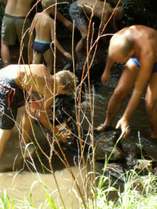 Beekje Valentine La-Bastide vakantiedomein Frankrijk Haute-Vienne bosbeek Nouvelle-Aquitaine beekje spelende kinderen