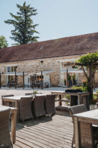 Binnenplaats La-Bastide eten en loungen in de schaduw gezellig samen