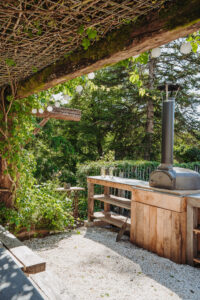 Binnenplaats La-Bastide eten en loungen pizzaoven doorkijkje maak zelf je eigen pizza