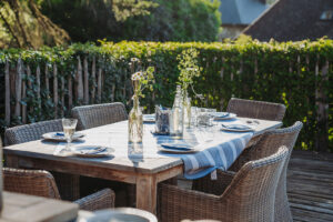 Binnenplaats La-Bastide lange tafels gezellig samen eten