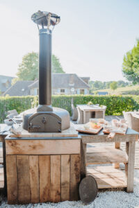 Binnenplaats La-Bastide pizzaoven heerlijk buiten kokkerellen