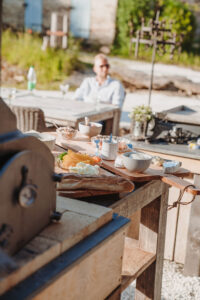Binnenplaats La-Bastide pizzaoven lange tafels gezellig samen eten