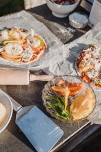 Binnenplaats La-Bastide pizzaoven pizza beleggen dat ziet er lekker uit