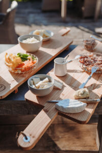 Binnenplaats La-Bastide pizzaoven pizza ingredienten op borrelplank