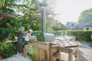 Binnenplaats La-Bastide pizzaoven pizzaavond op het kleinschalig kindvriendelijk vakantiedomein La-Bastide