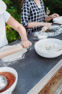 Binnenplaats La-Bastide pizzaoven pizzadeeg rollen dat komt goed