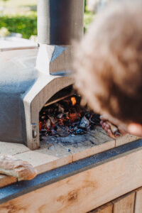Binnenplaats La-Bastide pizzaoven stook de houtgestookte pizzaoven goed heet op