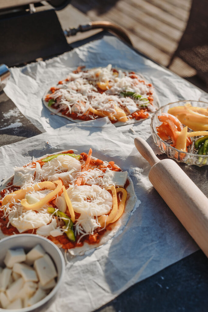 Binnenplaats La-Bastide pizzaoven zelf je pizzamaken met deeg en lekker vers beleggen met groente en salami
