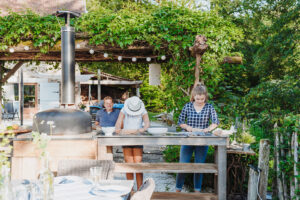 Binnenplaats La-Bastide pizzaoven pizza bakken met de kinderen op vakantie