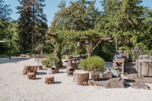 Binnenplaats met eettafels grillplaat en pizzaoven op vakantiedomein La-Bastide in de Haute-Vienne