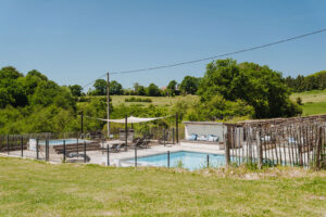 De twee zwembaden op La-Bastide vakantiedomein Frankrijk landschap Haute-Vienne