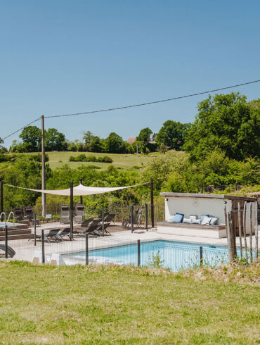 De twee zwembaden op La-Bastide vakantiedomein Frankrijk landschap Haute-Vienne