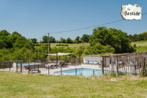 De twee zwembaden op La-Bastide vakantiedomein Frankrijk landschap Haute-Vienne
