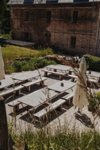 Eten en Loungen La-Bastide barbecue plek lange tafels gezellig met elkaar eten