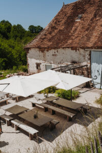 Eten en Loungen La-Bastide barbecue plek met parasols