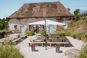 Eten en Loungen La-Bastide barbecue plek ontmoet hier elkaar op de zaterdag dag van aankomst