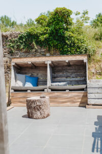 Eten en Loungen La-Bastide loungeplek geniet van de zon