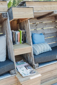 Eten en Loungen La-Bastide loungeplek heerlijk relaxed een boek of tijdschrift lezen