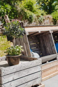 Eten en Loungen La-Bastide loungeplek heerlijke stoelen gemaakt van appelkisten