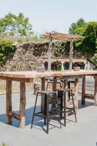 Eten en Loungen La-Bastide loungeplek lekker buiten