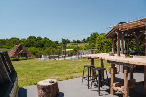 Eten en Loungen La-Bastide loungeplek met uitzicht op het zwembad en de landelijke ligging