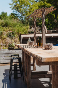 Eten en Loungen La-Bastide loungeplek mooie eiken borrel tafel