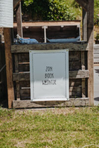 Eten en Loungen La-Bastide loungeplek zon boek wijntje