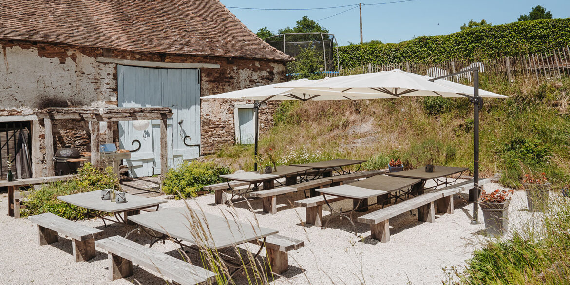 Eten en Loungen La-Bastide vakantiedomein bbq plek voor het oude koetshuis