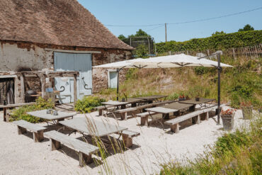 Eten en Loungen La-Bastide vakantiedomein bbq plek voor het oude koetshuis