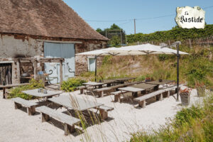 Eten en Loungen La-Bastide vakantiedomein bbq plek voor het oude koetshuis