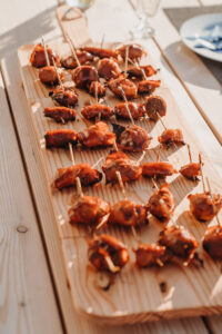 Eten en Loungen table d hotes borrelplank met lokale lekkernijen gezellig