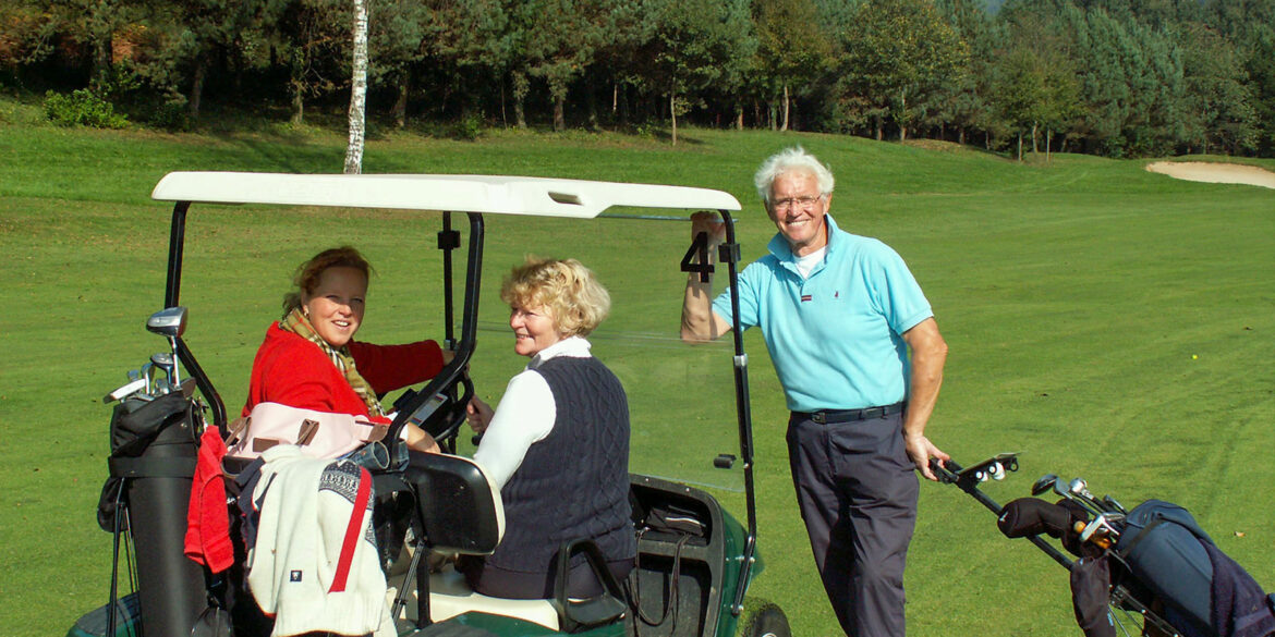 Golf in Frankrijk sportactiviteiten golfers met golfkar in Haute-Vienne Nouvelle-Aquitaine