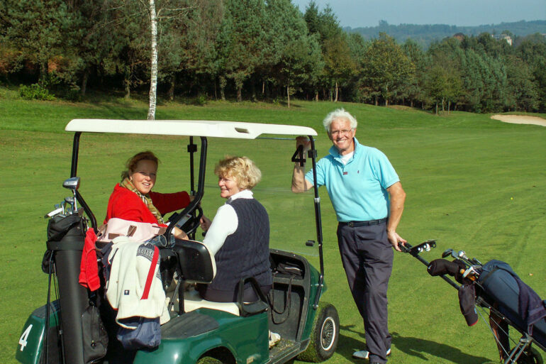 Golf in Frankrijk sportactiviteiten golfers met golfkar in Haute-Vienne Nouvelle-Aquitaine