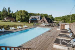 Zwembaden groot zwembad op La-Bastide vakantiedomein Frankrijk Haute-Vienne