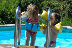 Kinderzwembad kinderen met zwembandjes op La-Bastide vakantiedomein zwemmen