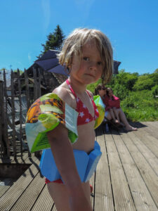 Kinderzwembad meisje met zwembandjes op La-Bastide vakantiedomein zwemmen