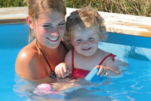 Kinderzwembad op La-Bastide moeder en dochter zwemmen vakantiedomein zwemmen