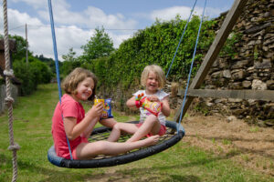 Kindvriendelijk vakantiedomein Frankrijk speeltoestel met schommel en klimkoord