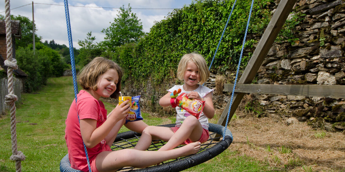 Kindvriendelijk vakantiedomein Frankrijk speeltoestel met schommel en klimkoord