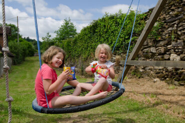 Kindvriendelijk vakantiedomein Frankrijk speeltoestel met schommel en klimkoord