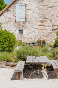 La-Bastide sfeerfoto robuuste eiken buitentafel met banken