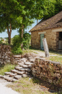 La-Bastide sfeerfoto trap naar speelveld met groot zwembad