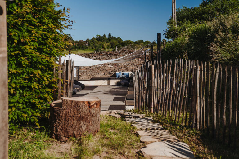 Loungeplek La-Bastide looppas naar lounge terras zwembad